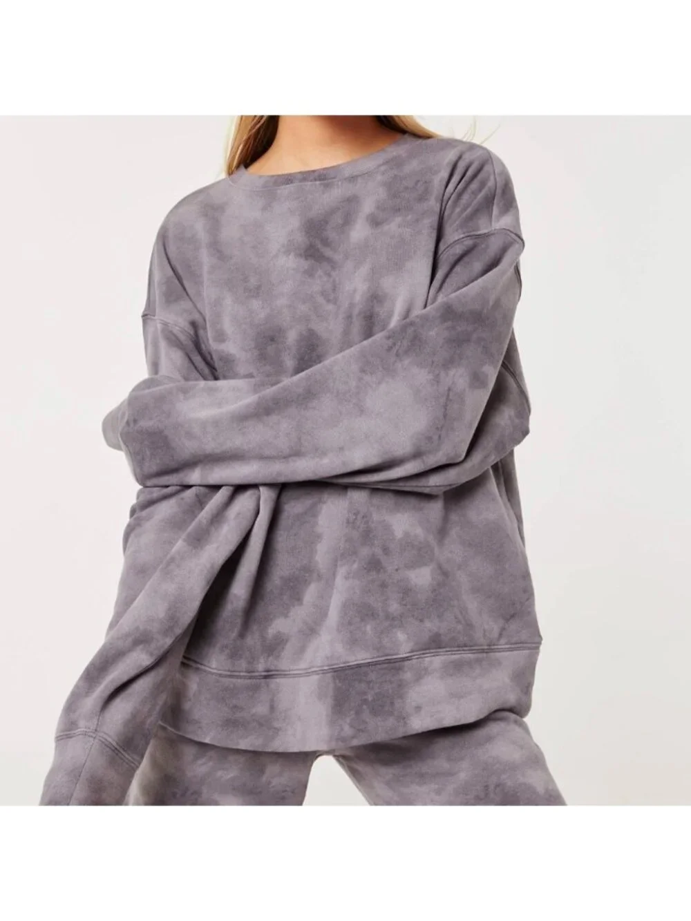 Aritzia TNA Oversized Crewneck tie dye purple sweatshirt